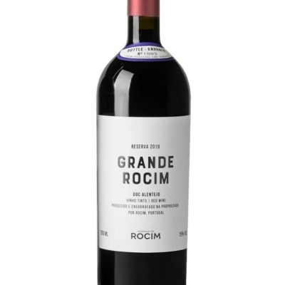 Garrafa de vinho tinto Grande Rocim Reserva 2019 com rótulo branco e cápsula vermelha