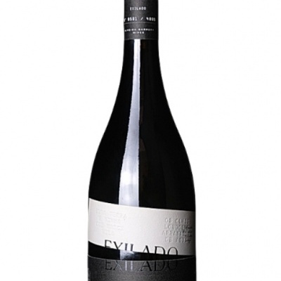 Garrafa preta de espumante com rótulos branco e preto e rolha de cortiça