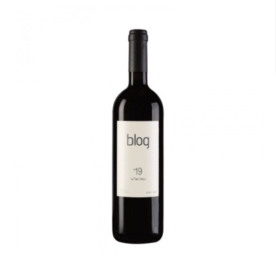 Garrafa de vinho tinto com rótulo branco e texto blog 19