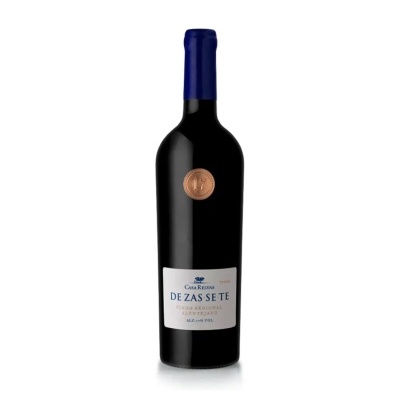 Garrafa de vinho tinto Casa Relvas De Zas Sete com rótulo branco e tampa azul
