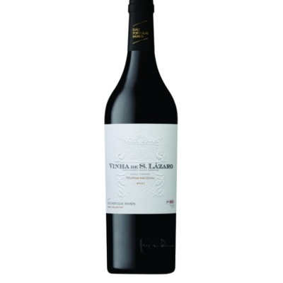 Garrafa de vinho tinto com rótulo branco e texto VINHA DE S. LÁZARO 2018