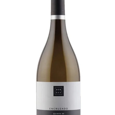 Garrafa de vinho branco com rótulo preto e branco