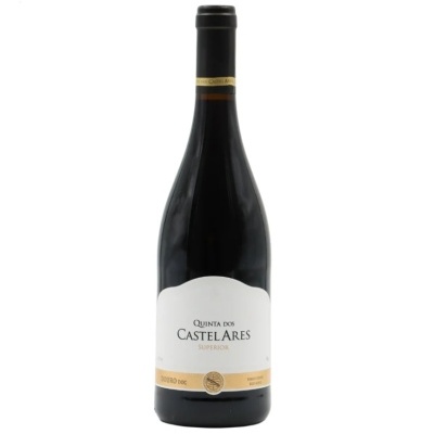 Garrafa de vinho tinto com rótulo branco e faixa dourada