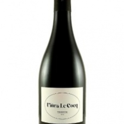 Garrafa de vinho tinto com rótulo branco e cápsula preta