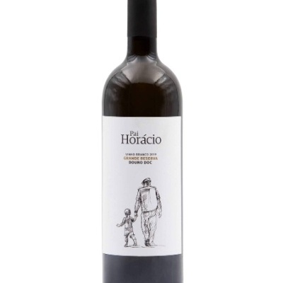 Garrafa de vinho tinto Pai Horácio com rótulo branco e desenho de homem e criança