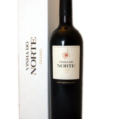Garrafa de vinho tinto Vinha do Norte 2010 com caixa branca ao lado