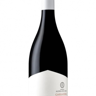 Garrafa de vinho com rótulo branco e detalhes pretos