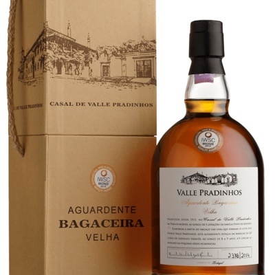 Garrafa de aguardente bagaceira velha com embalagem castanha ilustrada