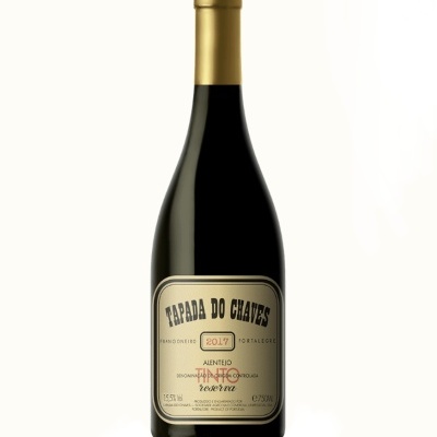 Garrafa de vinho tinto Tapada do Chaves 2017 com rótulo creme e tampa dourada