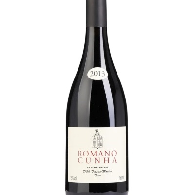 Garrafa de vinho tinto Romano Cunha 2013 com rótulo branco e texto vermelho e preto