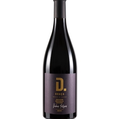 Garrafa de vinho tinto com rótulo roxo e texto dourado