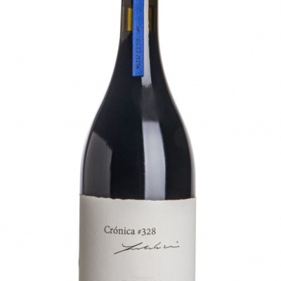 Garrafa de vinho com rótulo branco e selo azul na parte superior