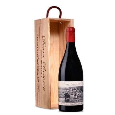Garrafa de vinho vermelho com caixa de madeira e texto Douro Reserva
