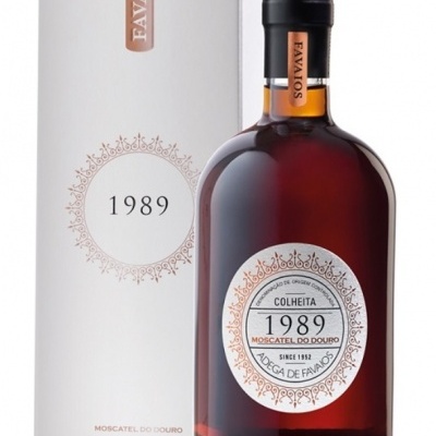 Garrafa de moscatel do Douro 1989 ao lado da caixa correspondente