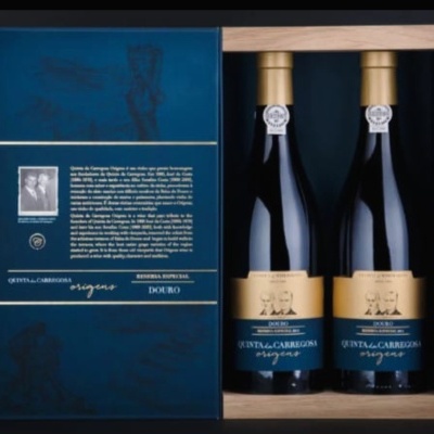 Duas garrafas de vinho tinto Quinta da Carreirada numa caixa de madeira com embalagem azul