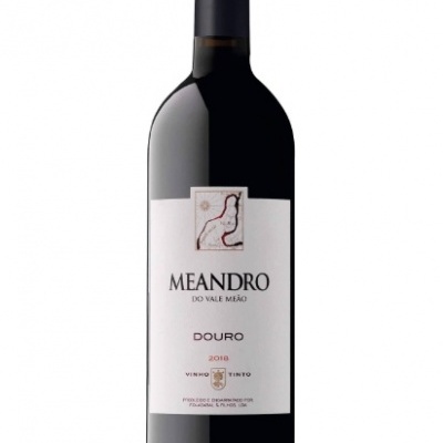 Garrafa de vinho tinto Meandro do Vale Meão 2018 com rótulo branco e cápsula preta