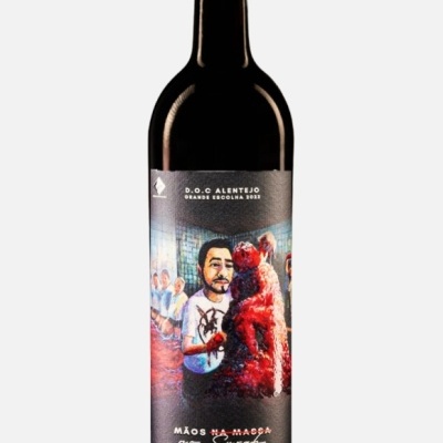 Garrafa de vinho tinto com rótulo ilustrado e selo de cera vermelho