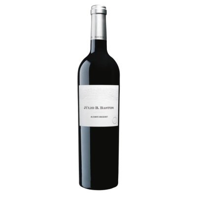 Garrafa de vinho tinto Júlio B. Bastos com rótulo branco