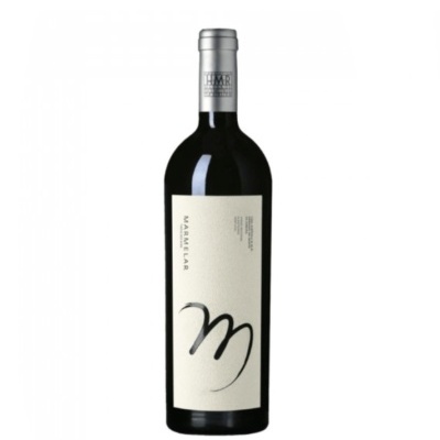 Garrafa de vinho tinto com rótulo creme e cápsula prateada