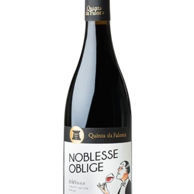 Garrafa de vinho tinto Noblesse Oblige com rótulo branco e preto da Quinta da Falorca