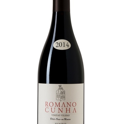 Garrafa de vinho tinto Romano Cunha safra 2014 com rótulo branco e letras vermelhas