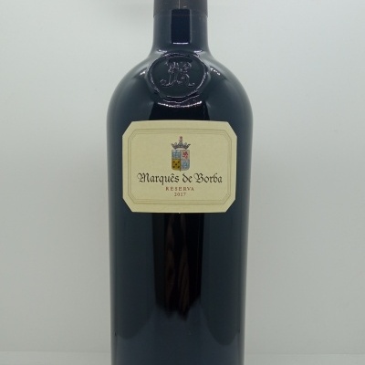 Garrafa de vinho Marques de Borba Reserva 2017 com rótulo creme e cápsula preta