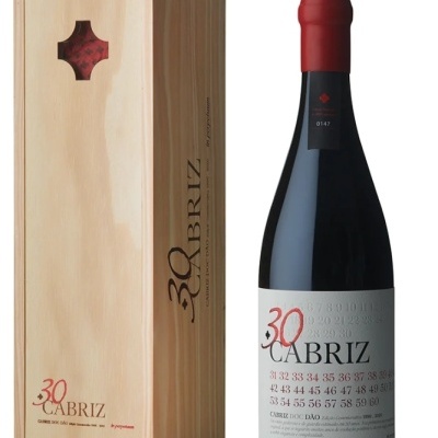 Garrafa de vinho tinto Cabriz 30 anos com caixa de madeira clara