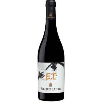 Garrafas de vinho tinto com rótulo branco e texto E.T. 14 Ribeiro Santo.