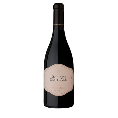 Garrafa de vinho tinto Quinta dos Castelares com rótulo creme e preto
