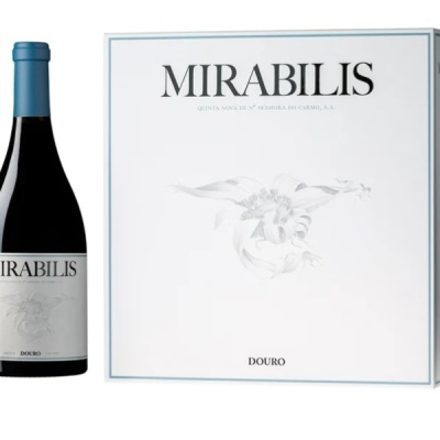 Três garrafas de vinho tinto Mirabilis e uma caixa branca correspondente