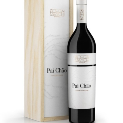 Garrafa de vinho Pai Chão com caixa de madeira clara