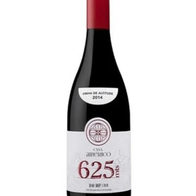 Garrafa de vinho tinto com rótulo branco e vermelho e tampa vermelha