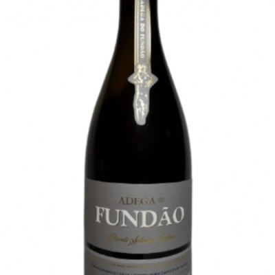 Garrafa de vinho Adega do Fundão com rótulo cinza e selo vertical