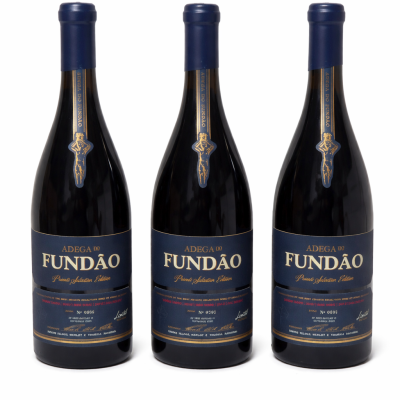 Três garrafas de vinho tinto com rótulo azul escuro e texto dourado ADEGA DO FUNDÃO Prime Selection Edition