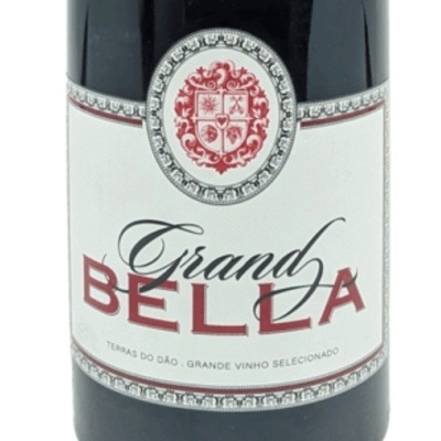 Garrafa de vinho tinto com rótulo branco e texto Grand BELLA