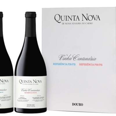 Duas garrafas de vinho tinto Quinta Nova Vinha Centenária com rótulos brancos e caixa de vinho branca