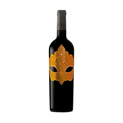 Garrafas de vinho tinto com máscara dourada detalhada