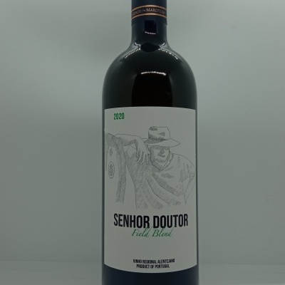 Garrafa de vinho Senhor Doutor Field Blend 2020 com rótulo branco e figura desenhada