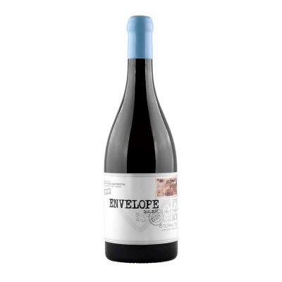 Garrafa de vinho com rótulo branco e tampa azul