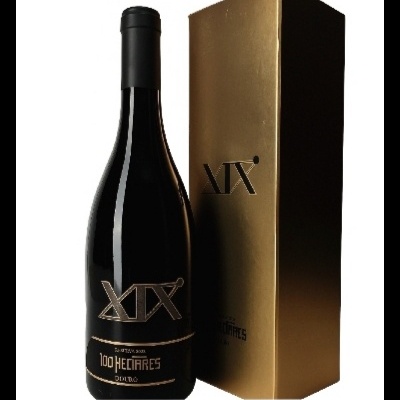 Garrafa de vinho tinto com rótulo preto e dourado ao lado de caixa dourada