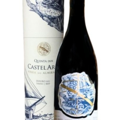 Garrafa de vinho tinto com caixa branca ilustrada a azul