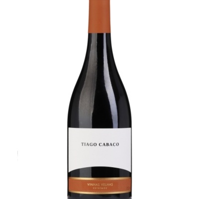 Garrafa de vinho com rótulo branco e laranja 'TIAGO CABACO' 'VINHAS VELHAS ESTREMOS'