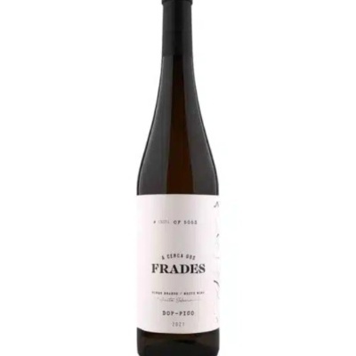 Garrafa de vinho com rótulo branco A CUECA DOS FRADES DOP-PICO 2022