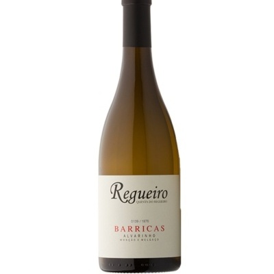 Garrafa de vinho branco com rótulo branco e texto em preto e vermelho