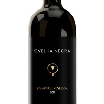 Garrafa de vinho tinto OVELHA NEGRA GRANDE RESERVA 2019 com tampa dourada