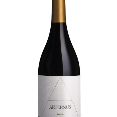 Garrafa de vinho tinto AETERNUS com rótulo branco e cápsula dourada