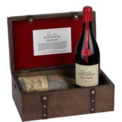 Caixa de madeira com duas garrafas de vinho Quinta DOÑA SANCHA Vinha Ancestral, uma em pé e outra deitada.