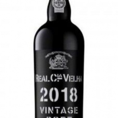 Garrafa de vinho do Porto vintage 2018 com rótulo preto e selo prateado