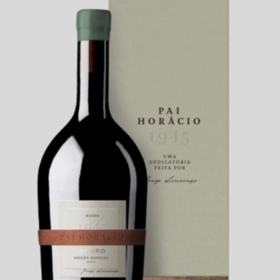 Garrafa de vinho Pai Horácio 1945 com caixa cinza ao fundo