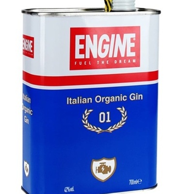 Lata metálica azul e branca com gin italiano orgânico da marca ENGINE